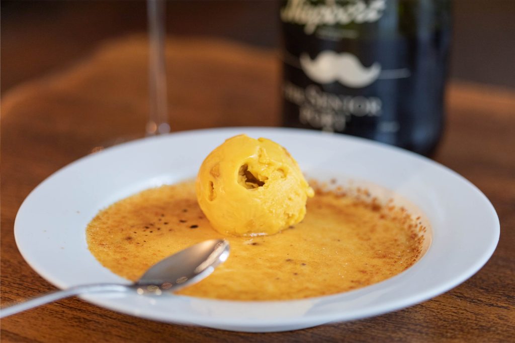Crème brûlée mit Eis und Porto von Niepoort im Weinhaus Trier