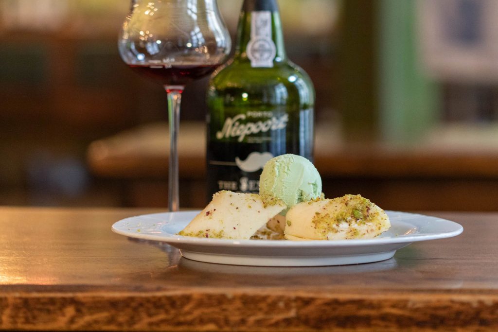 Dessert mit Eis und Porto von Niepoort im Weinhaus Trier